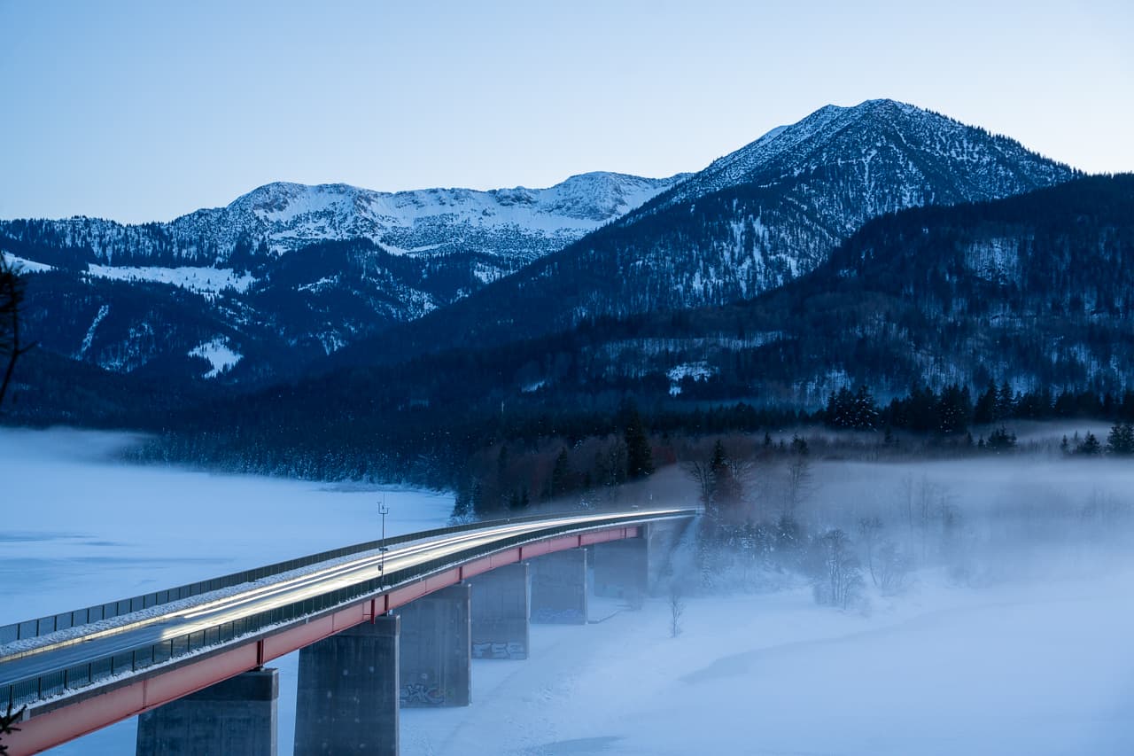 Sylvensteinbrücke mit Lichtspuren bei Dämmerung