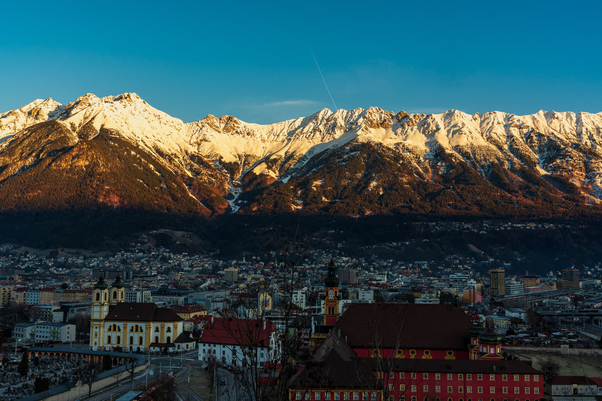 Innsbruck mit Nordkette im Abendlicht