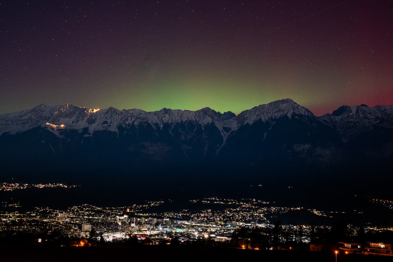 Aurora über den Alpen bei Innsbruck