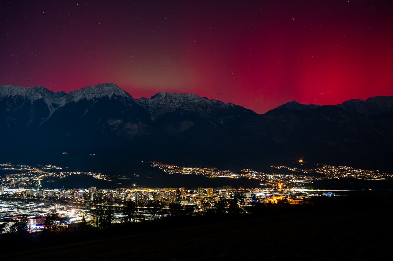 Rotes Polarlicht über der Nordkette Innsbruck