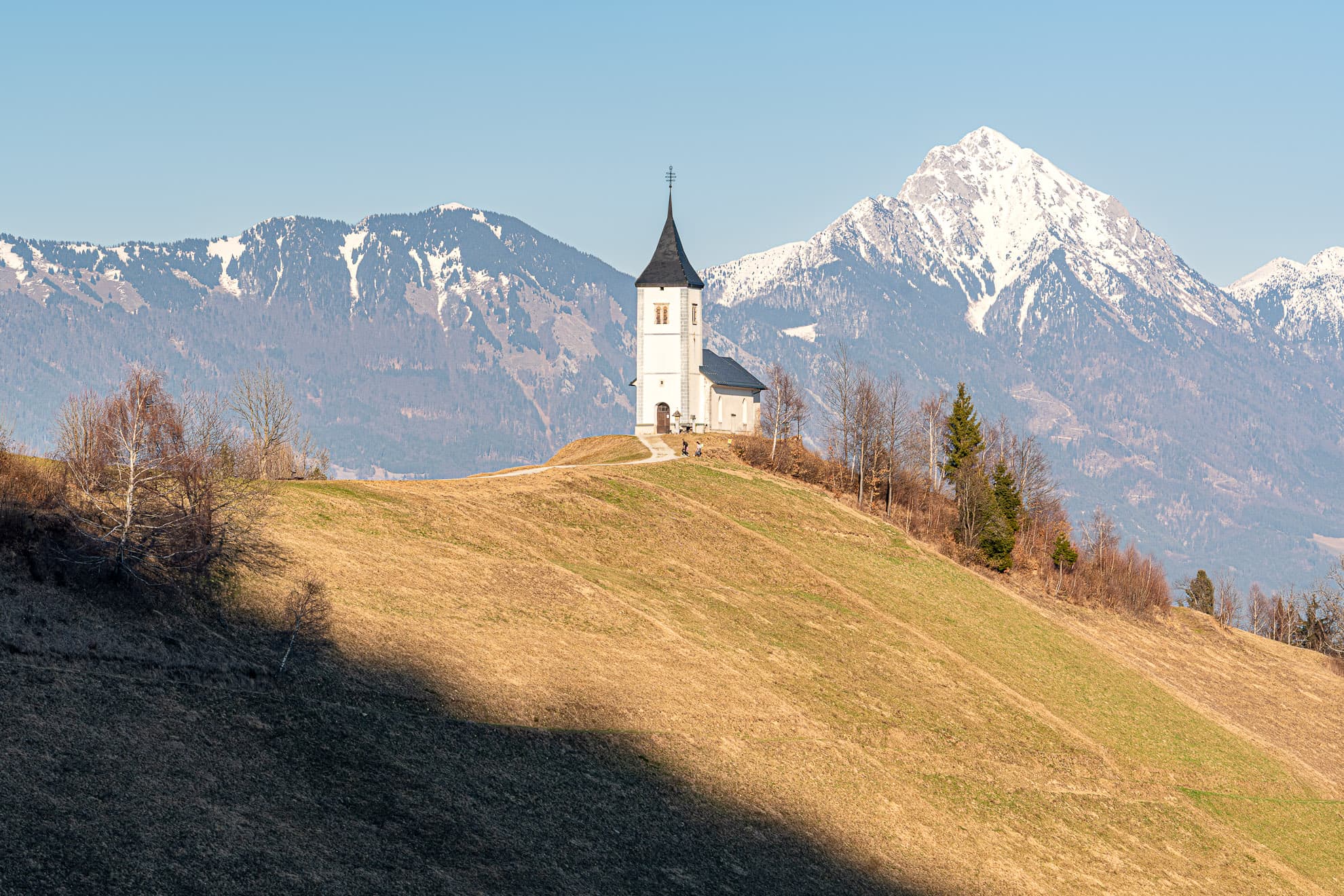 Kirche Jamnik mit Bergkulisse