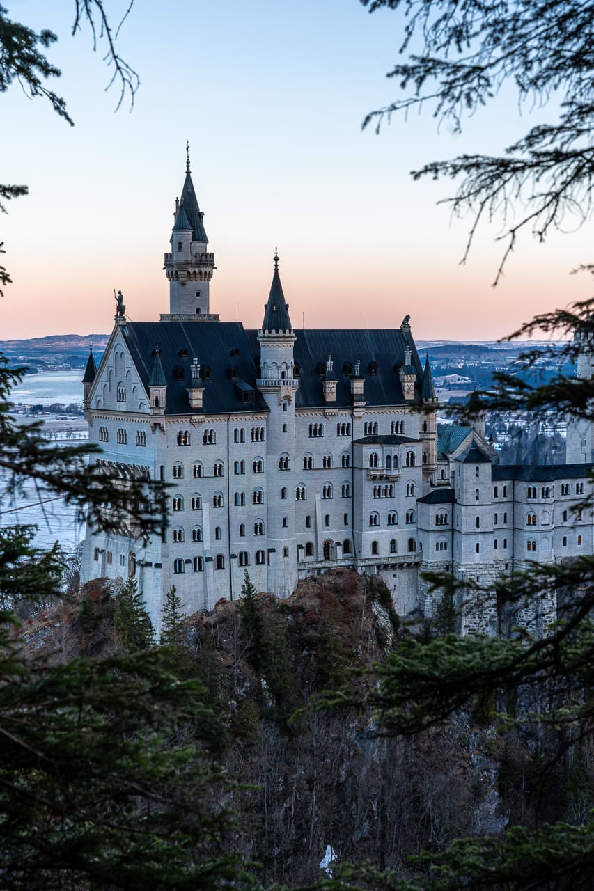 Schloss Neuschwanstein in der Abenddämmerung
