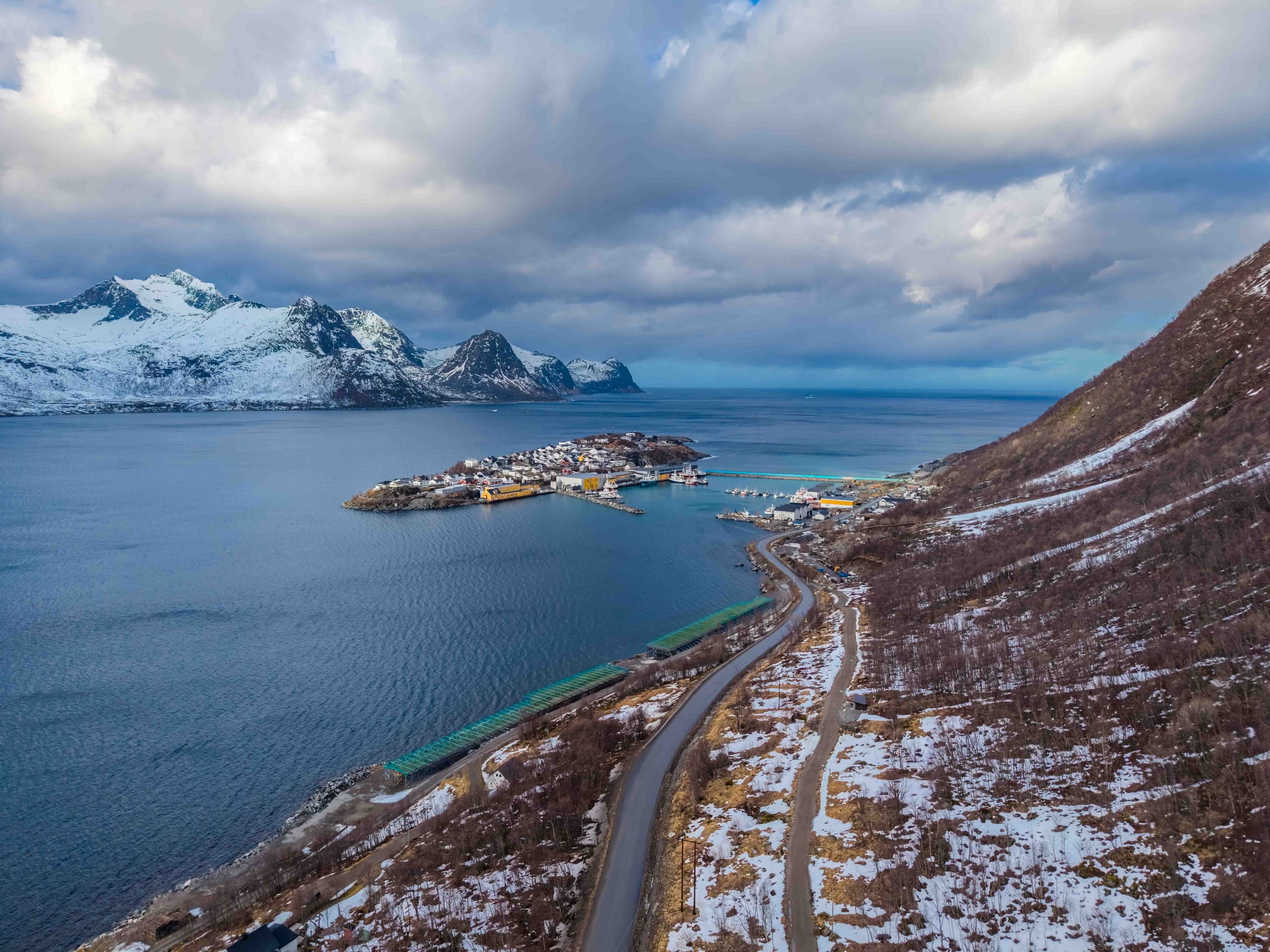 Norwegisches Fischerdorf am Fjord aus der Luft