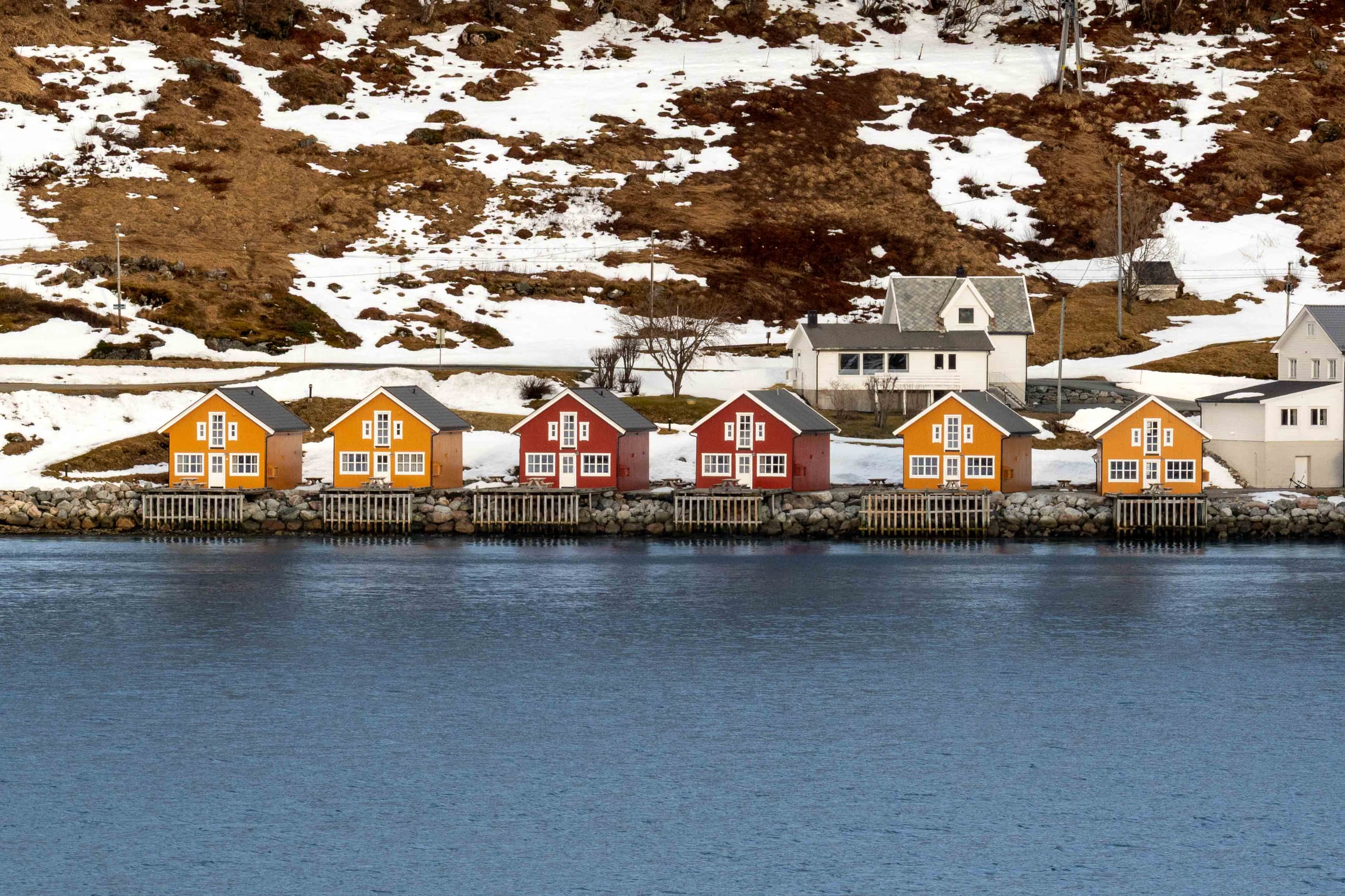 Norwegische Fischerhäuser am Wasser