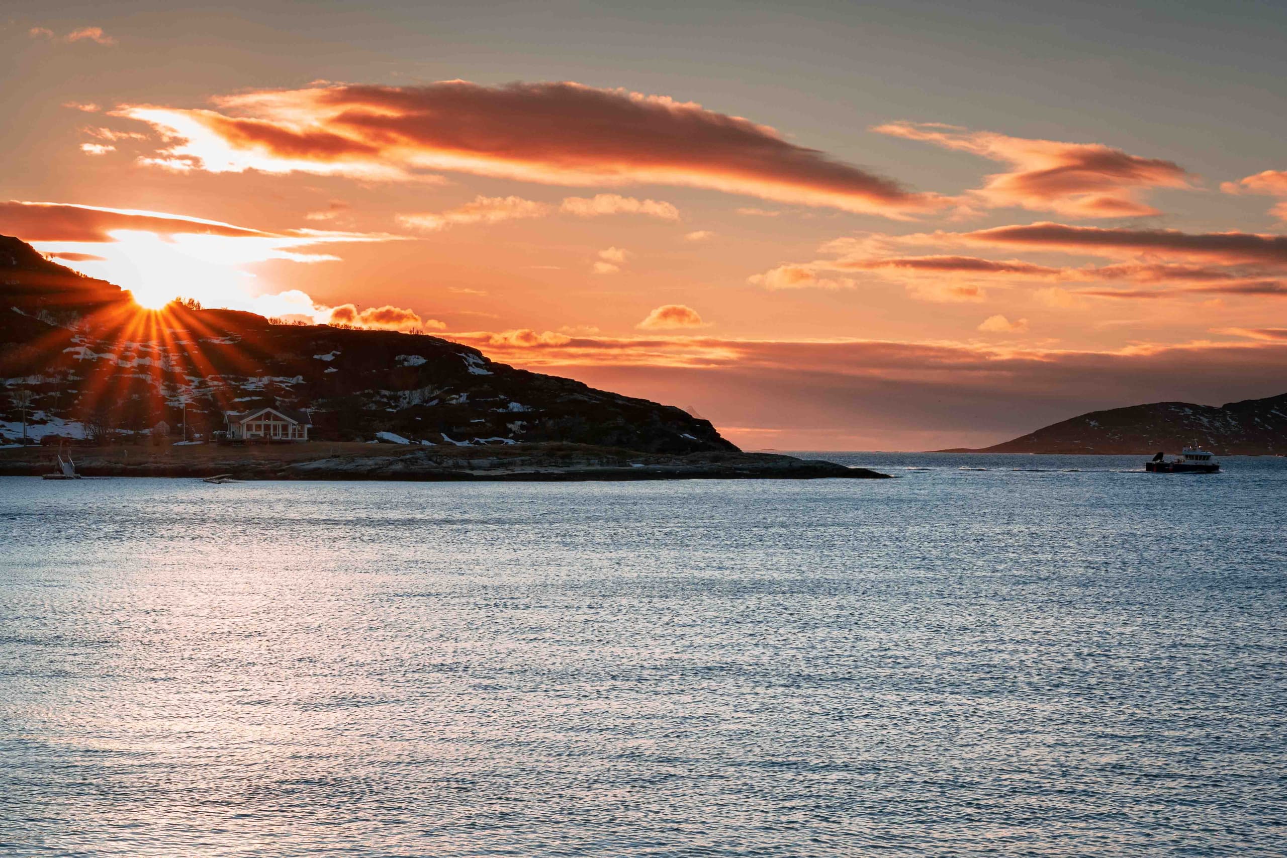 Norwegische Küste mit Mitternachtssonne