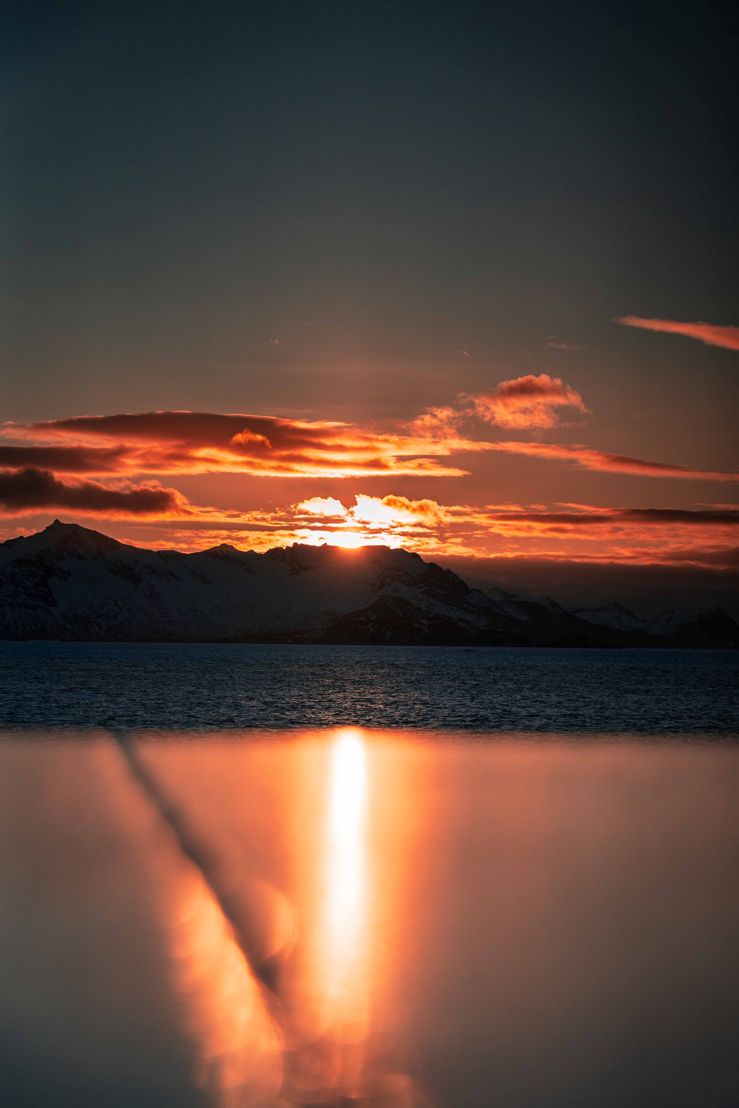 Dramatischer Sonnenuntergang über dem Nordmeer