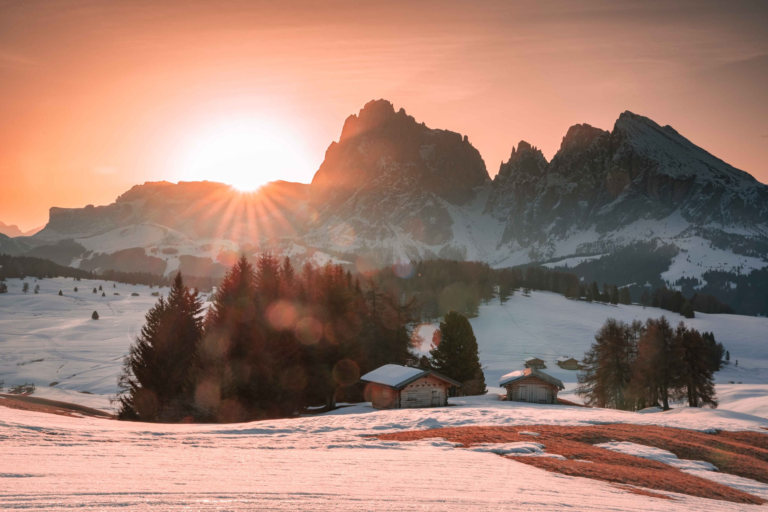 Seiser Alm Sonnenaufgang mit Hütten