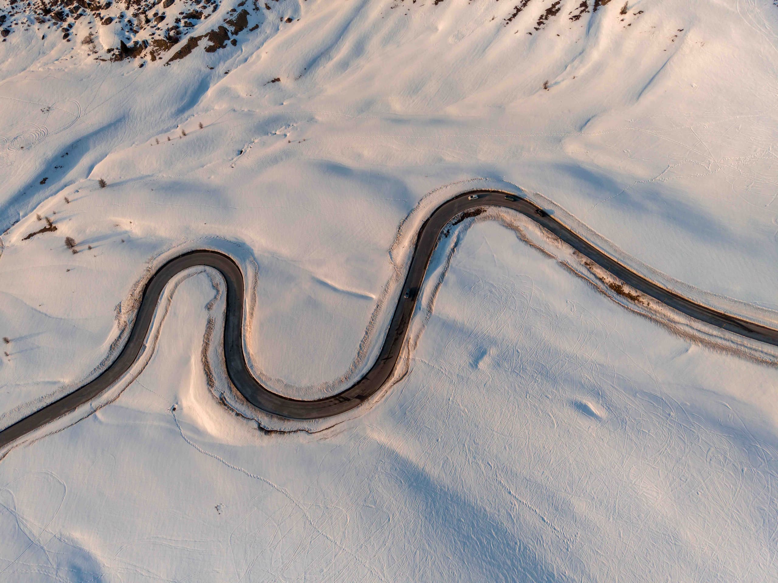 Serpentine im Schnee aus der Luft