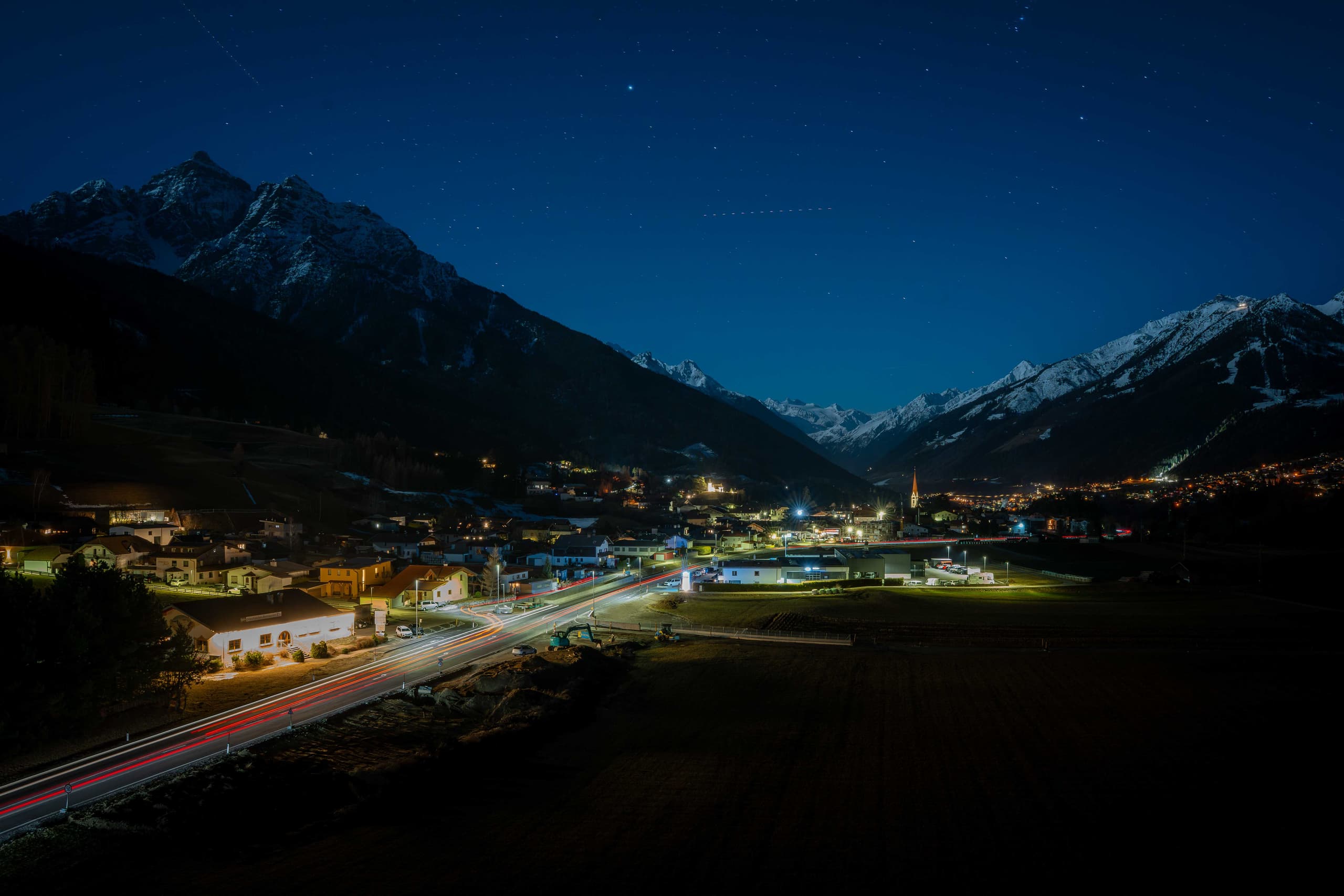 Stubaital Sternennacht mit Lichtspuren